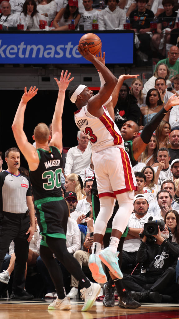 九游-Karsa在切尔西比赛中关键助攻，出色防守引发热议！的简单介绍